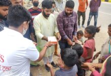 MVS फाउंडेशन ट्रस्ट (NGO) के तत्वाधान में जरूरतमंदों को भोजन पैकेट वितरण किए गए-